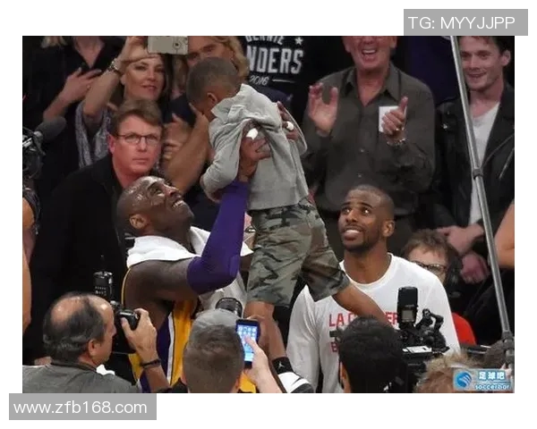 科比为足球明星签名的背后故事与影响力分析